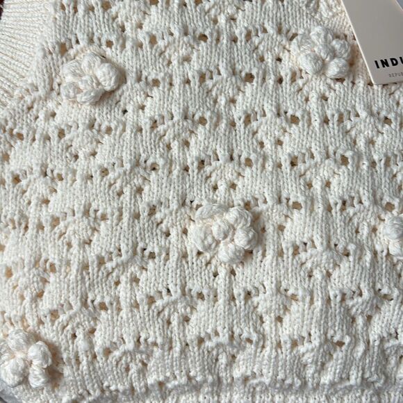Women's Cream Sweater Vest - Picture 3 of 4